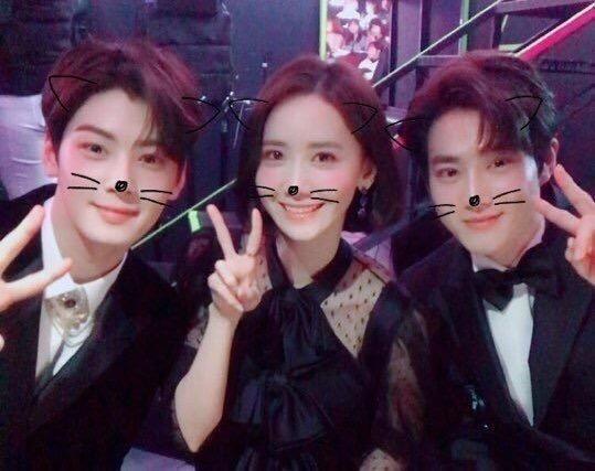 엑소 수호 두번째 사진은 차은우 윤아 수호인데 셋 다 황금비율 이여서 볼때마다 눈호강