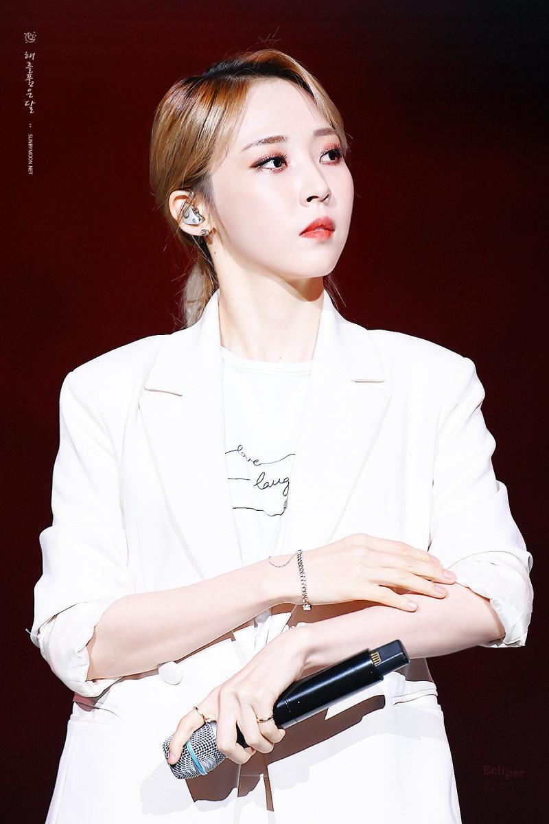 문별............ 한창 아이돌 팔 때도 진짜 관심 없었는데 퀸덤때문에 인생이 바뀜