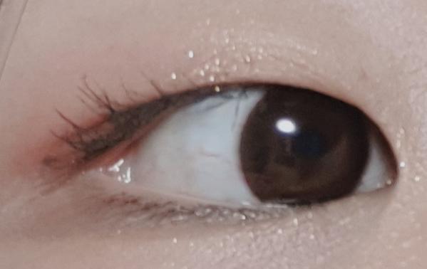내 피부 보면 확실히 핑끼가 많이 돌아서 쿨톤은 전혀 아니고ㅠㅠ 그렇다고 갈웜 섀도 쓰면 탁한건 안어울린대서 봄느낌 나는거만 확 올려봤는데 눈.