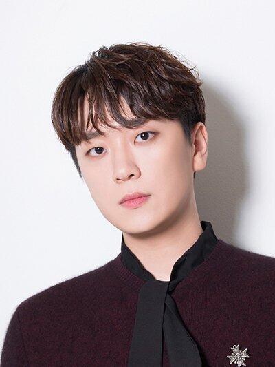 사실 진짜 아이돌은 아니지만....크로스오버계의 아이돌 포레스텔라의 막내(95년생!) 고우림 어때? 서울대 성악과 다니고 있는 팬텀싱어 2 우승