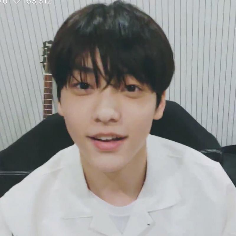아이코 설명을 들어보니 딱 우리 TXT의 리더 수빈을 말하는 것 같군요 하하 이 댕댕이같은 와기거 웃는것두 증말 뽀쨕 사랑스럽지만 키는 또 18
