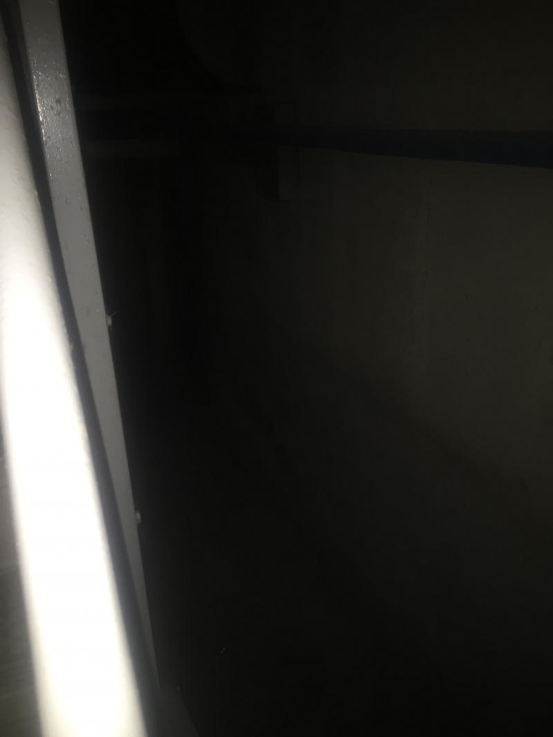 지하로 내려가서도 애옹애옹 거리길래 가려고했는데 ㅆㅃ 사진처럼 너무 어둡고 전등도 없고 그냥 개무서운거야 진짜 머 포대도잇고。。 후레쉬