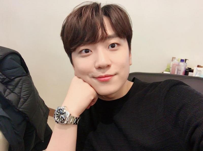 사실 진짜 아이돌은 아니지만....크로스오버계의 아이돌 포레스텔라의 막내(95년생!) 고우림 어때? 서울대 성악과 다니고 있는 팬텀싱어 2 우승