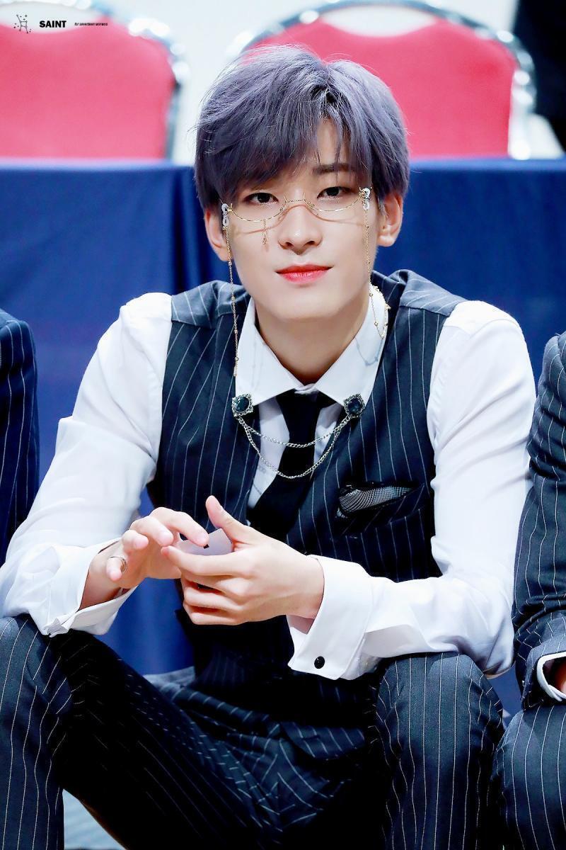 고양이상? 고양이 그 이상이 여기 있어. 세븐틴 한번 파봐 장난아니게 재밌을걸. 흔히들 말하는 자체제작돌이 얘네야. 작사작곡이랑 안무 동선 다 