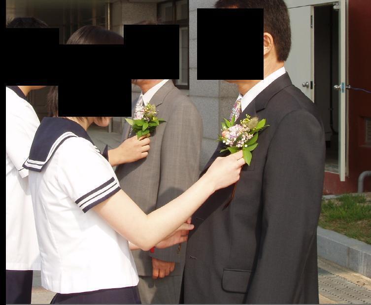 >>19 이거 나인데 울학교 하복은 이래 ㅋㅋ 스레주는 진짜 예쁜거야.. 우린 예전에는 일본식 같다는 말만 듣고 말았는데, 요즘은 왜색 쩐다 욕