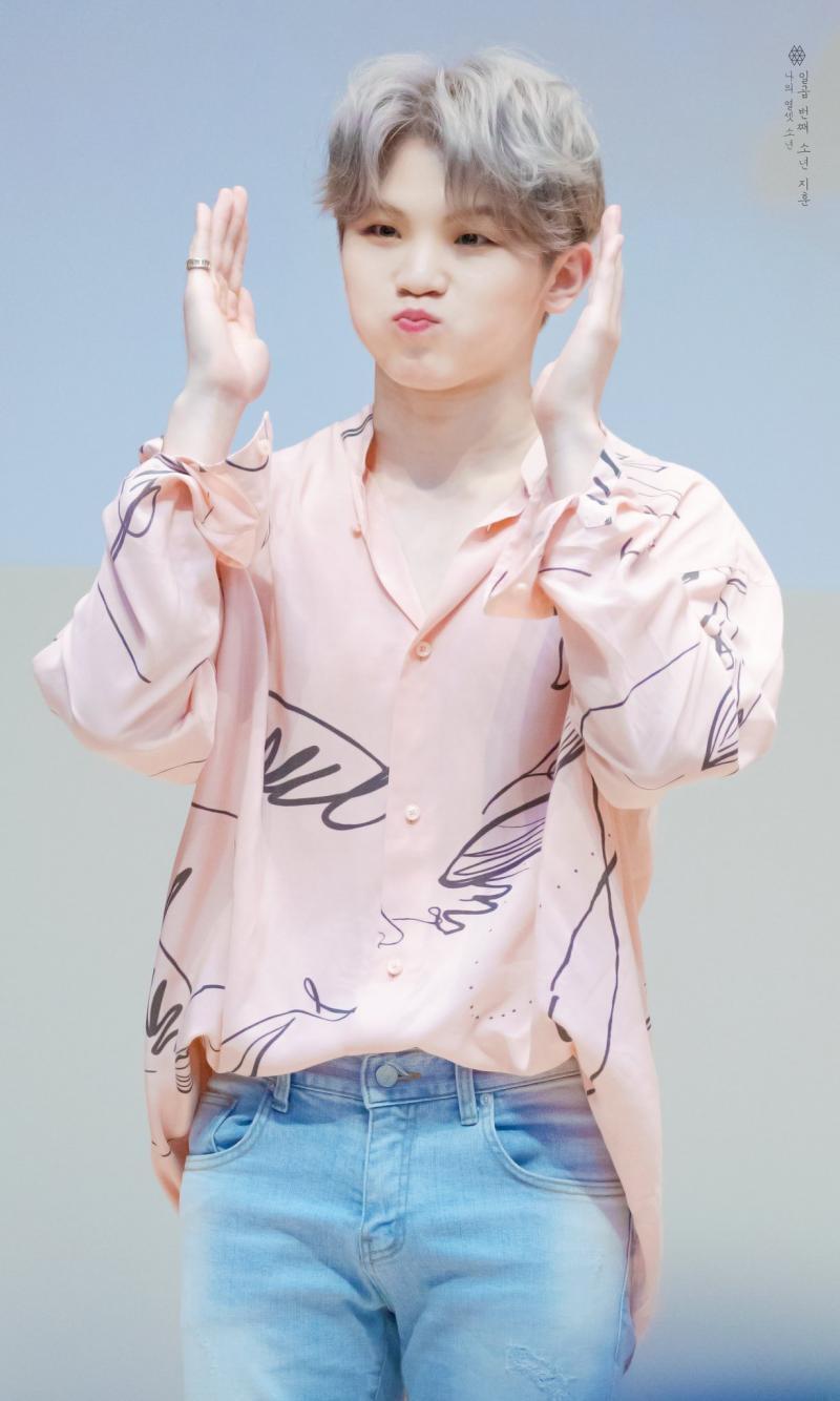 세븐틴 우지! 개커여움. 근데 겉모습만 귀여워ㅜㅠㅠ 그래도 괜찮아! 얘가 키도 작은편이 아니라 그냥 작고 외모도 귀엽게 생긴편이양 데뷔 초때 핑