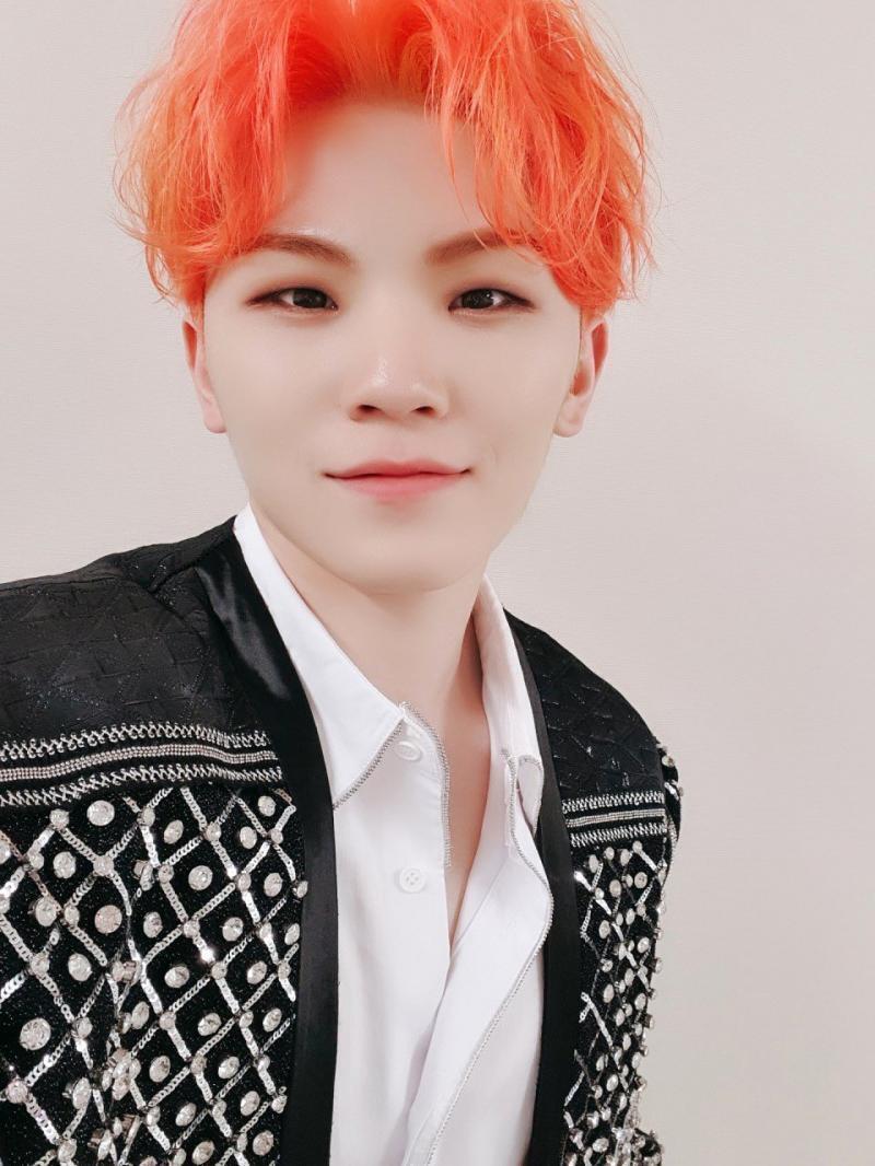 세븐틴 우지! 개커여움. 근데 겉모습만 귀여워ㅜㅠㅠ 그래도 괜찮아! 얘가 키도 작은편이 아니라 그냥 작고 외모도 귀엽게 생긴편이양 데뷔 초때 핑