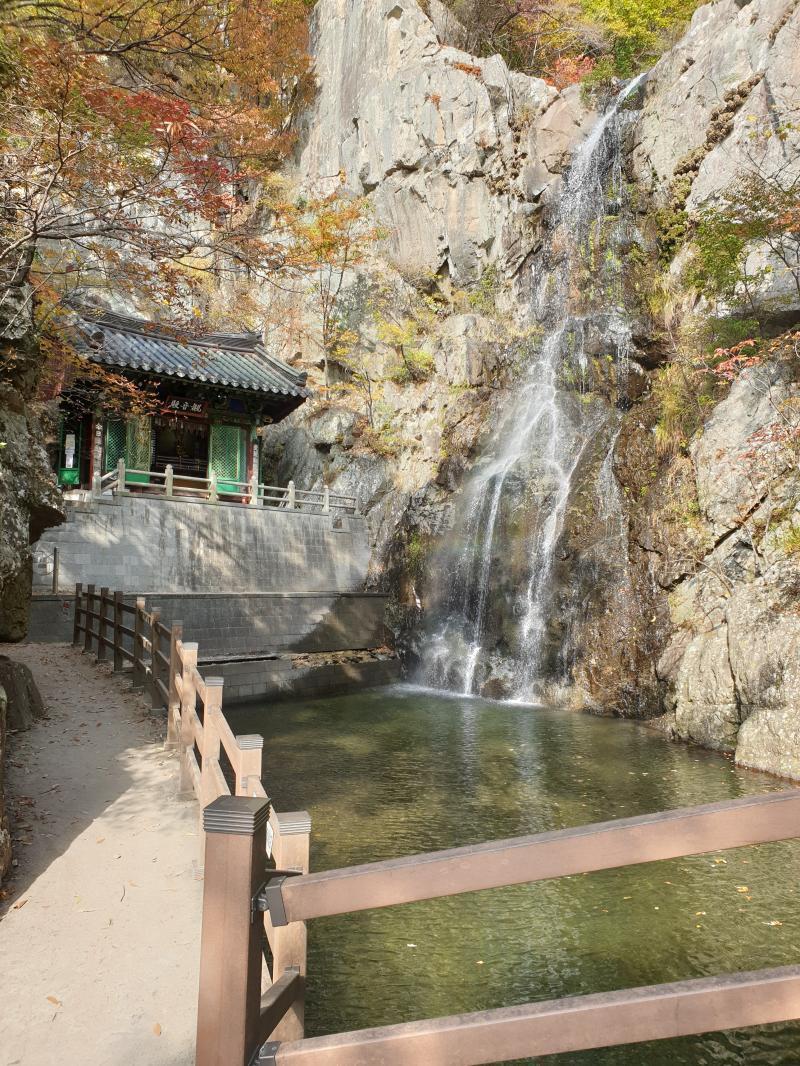 오늘은 우연찮게 부모님과 같이 ○○사에 갔읍니다~ ^^* 계곡 물이 너무 아릅답지 않나요? 물 안에 무지개가 생긴 것이 너무 예쁘네요 ㅎㅎㅎ 근