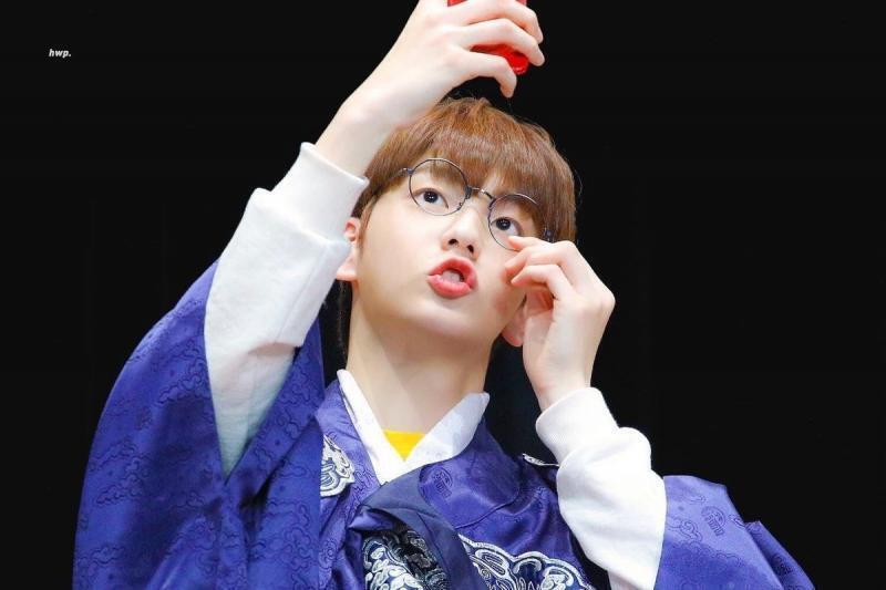 TXT 수빈. 완전 또렷한 유쌍은 아니지만 무쌍같이 보여도 속쌍 있어 ㅠㅠ 웃을 때 너무 예쁘고 과거 루머 하나도 없어...