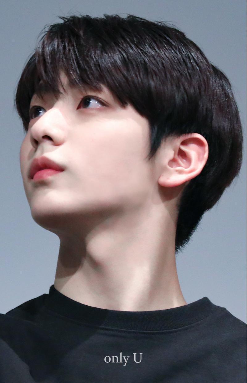 TXT 수빈. 완전 또렷한 유쌍은 아니지만 무쌍같이 보여도 속쌍 있어 ㅠㅠ 웃을 때 너무 예쁘고 과거 루머 하나도 없어...