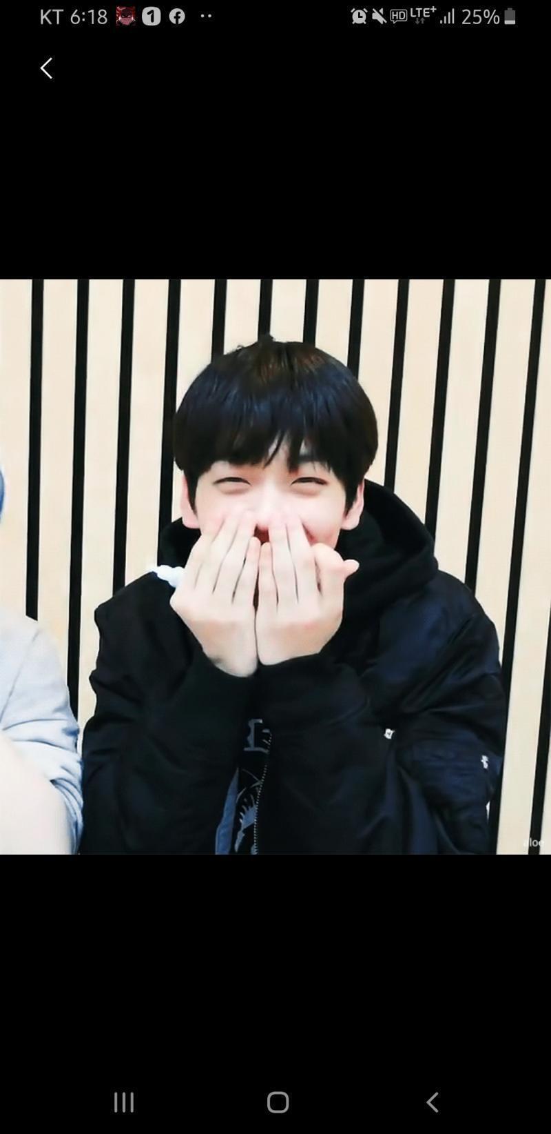 투바투 수빈 ㅠㅠ 보조개도 있고 인성도 진짜 좋아 과거 루머 그런 거 하나도 없고 조용한 성격이어서 무리지어 다닌다기 보단 친구 한두 명이랑 같