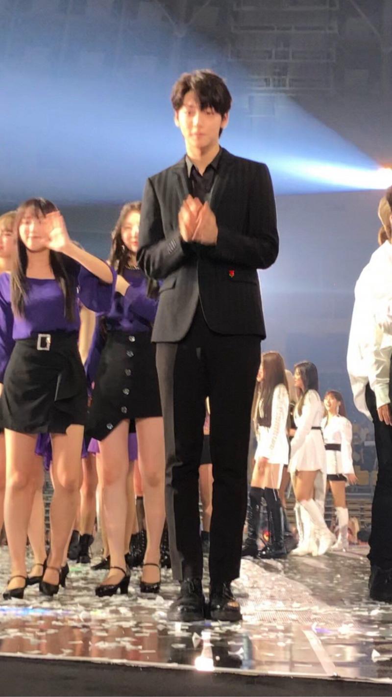 피지컬? 완벽. 외모? 완벽. 인성? 완벽한 댕댕미와 보조개의 소유자 투모로우 바이 투게더 리더 최수빈 (20)