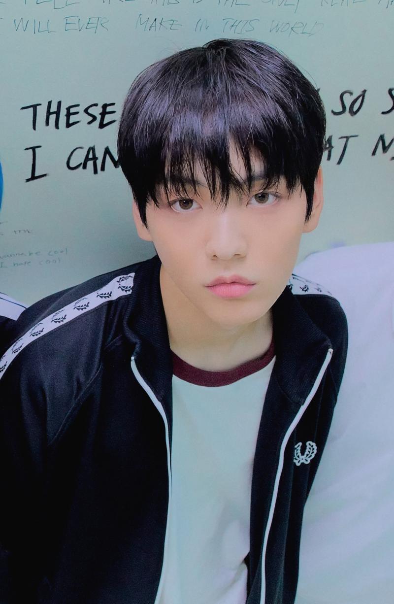 TXT 수빈. 완전 또렷한 유쌍은 아니지만 무쌍같이 보여도 속쌍 있어 ㅠㅠ 웃을 때 너무 예쁘고 과거 루머 하나도 없어...