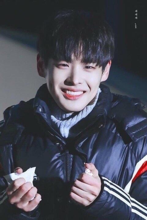 빅톤 최병찬ㅠㅜ 보조개 국보급.. 완전 병아리야 삐약삐약 졸귀탱 으흑ㄹ.. 사진에선 잘 안 보이는데 쌍꺼풀 있오ㅠㅜ