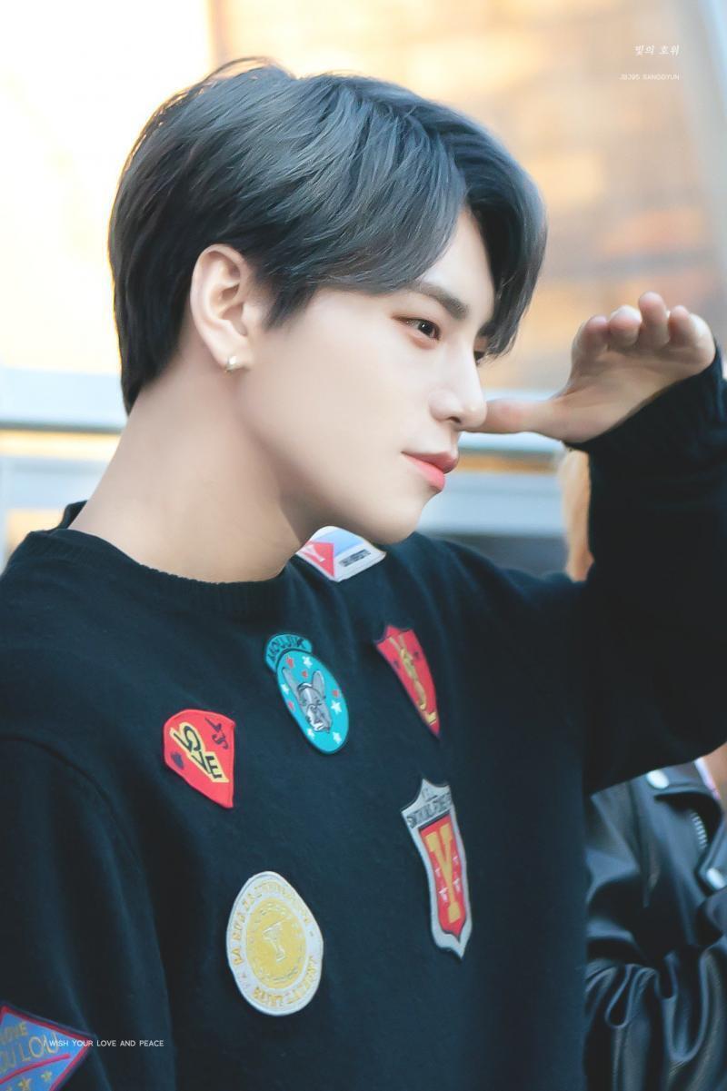 쌍커풀은 없지만 입꼬리가 매력적인 우리 JBJ95 상균이...영업할게 상균이 진짜 귀여운 모먼트도 많지만 오빠미도 개쩌니까 유튜브 한 번만 검색