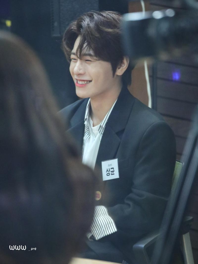 쌍커풀은 없지만 입꼬리가 매력적인 우리 JBJ95 상균이...영업할게 상균이 진짜 귀여운 모먼트도 많지만 오빠미도 개쩌니까 유튜브 한 번만 검색