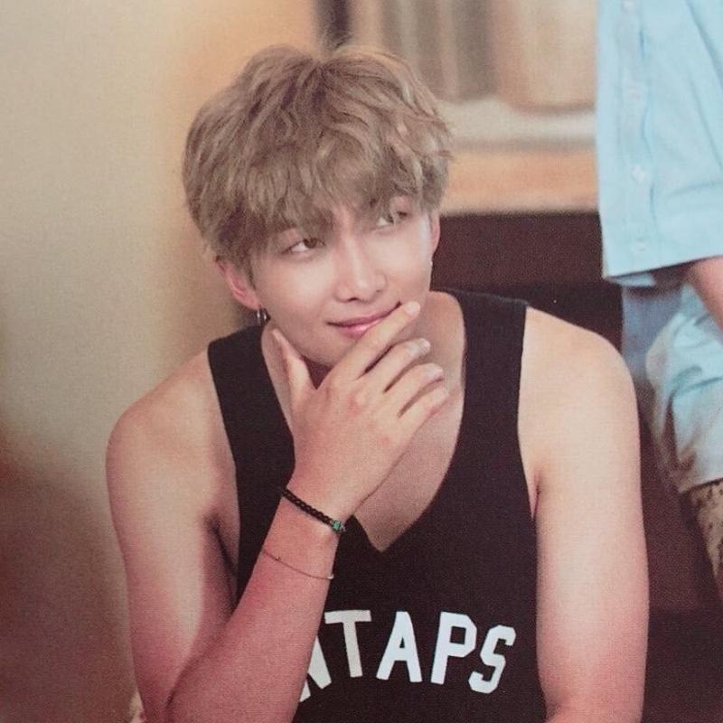 김남준!!! 키 181에 비율 엄청 좋구 요즘 운동해서 몸도 좋아 웃을때 보조개 쏙 들어가고 별명이 김다정일 정도로 성격도 엄청 다정해! 애교는