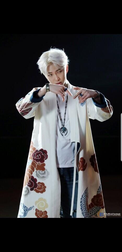 난 진짜 개인적으로는 bts알엠님,,, 다들 못생겼다고 뭐라하는데 내눈엔 방탄팬 아닌데도 너무 내취향으로 생겼어ㅜ 내취향이 특이한거니 이렇게생긴
