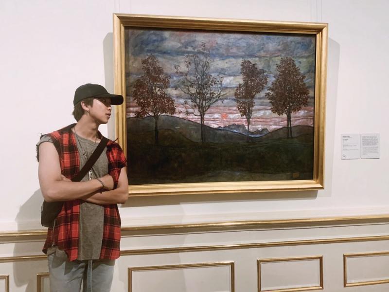 김남준!!! 키 181에 비율 엄청 좋구 요즘 운동해서 몸도 좋아 웃을때 보조개 쏙 들어가고 별명이 김다정일 정도로 성격도 엄청 다정해! 애교는