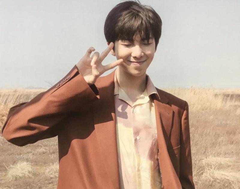 김남준!!! 키 181에 비율 엄청 좋구 요즘 운동해서 몸도 좋아 웃을때 보조개 쏙 들어가고 별명이 김다정일 정도로 성격도 엄청 다정해! 애교는
