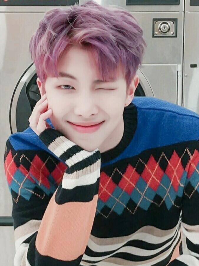 방탄 아렘!!! rmrmrmrmrmrm!!!! 김남준김낮누!!!!!! 다 존똑인데ㅔㅇ!!!!! 위에분이 저런사진이니까 난 웃는사지ㅣ이인!!!!!