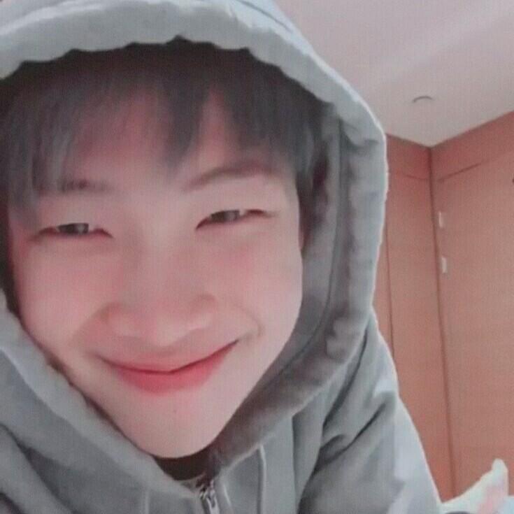 방탄 아렘!!! rmrmrmrmrmrm!!!! 김남준김낮누!!!!!! 다 존똑인데ㅔㅇ!!!!! 위에분이 저런사진이니까 난 웃는사지ㅣ이인!!!!!