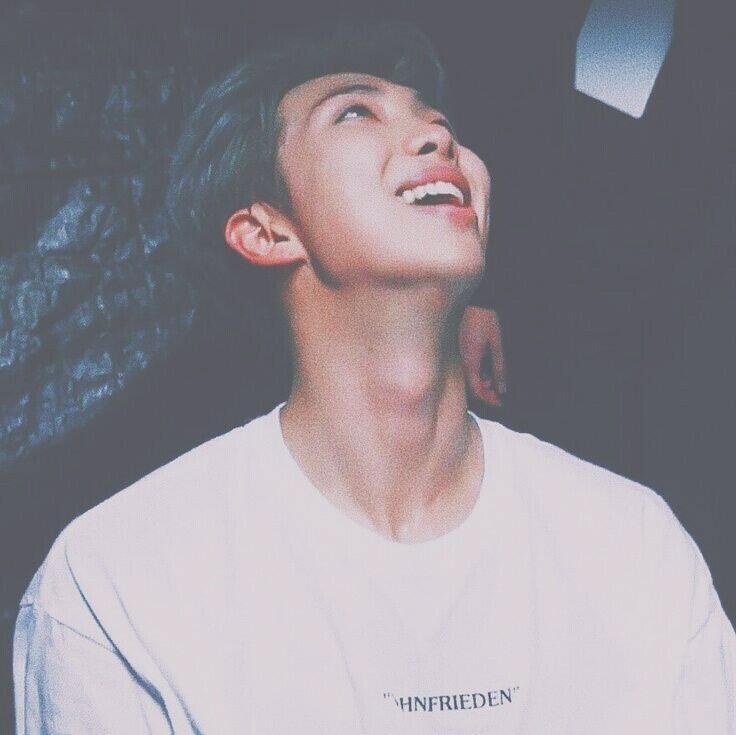 방탄 아렘!!! rmrmrmrmrmrm!!!! 김남준김낮누!!!!!! 다 존똑인데ㅔㅇ!!!!! 위에분이 저런사진이니까 난 웃는사지ㅣ이인!!!!!