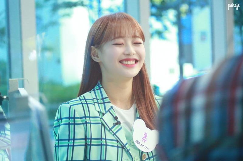 아이돌로 데뷔한 딸기모찌가 있다..? 이달의소녀 츄라고 해! 입이 큰 편이라 웃을 때 시원시원 너무 예쁜데다가 일상생활 중에도 완전 재간둥이 너