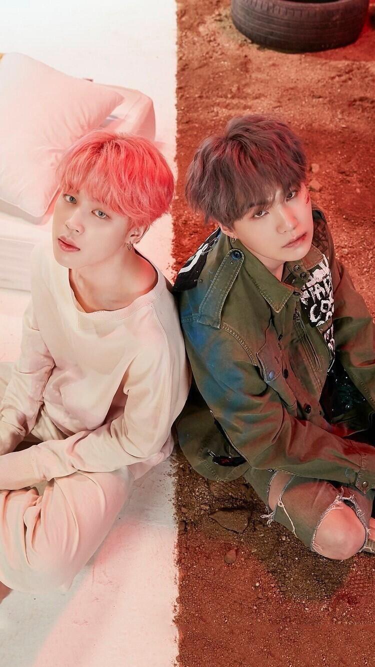 방탄 슈가!! 미뉸기ㅣㅠㅠㅠ 민윤기 뭔가 애옹이같이 생겼어 ㅋㅋ 두번째 사진은 오른쪽이 슈가야!!