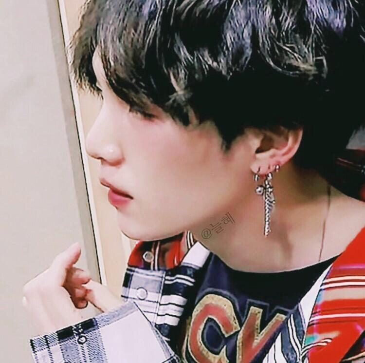 방탄 슈가!! 미뉸기ㅣㅠㅠㅠ 민윤기 뭔가 애옹이같이 생겼어 ㅋㅋ 두번째 사진은 오른쪽이 슈가야!!