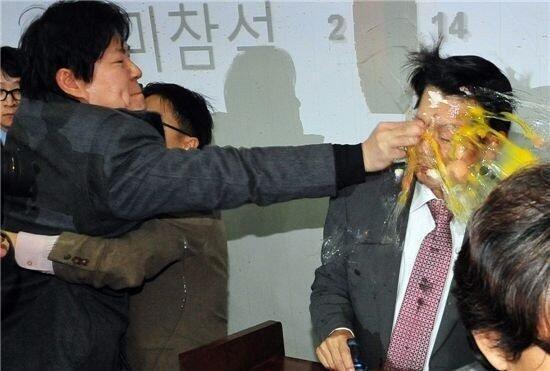 무슨 한반에 싹퉁바가지가 없는 애들만 모아놨냐 쌤이 애들 때렸다고 해도 어째 분이 안풀린다 저런놈들은 뚝배기 조지게 맞아도 정신 못차림