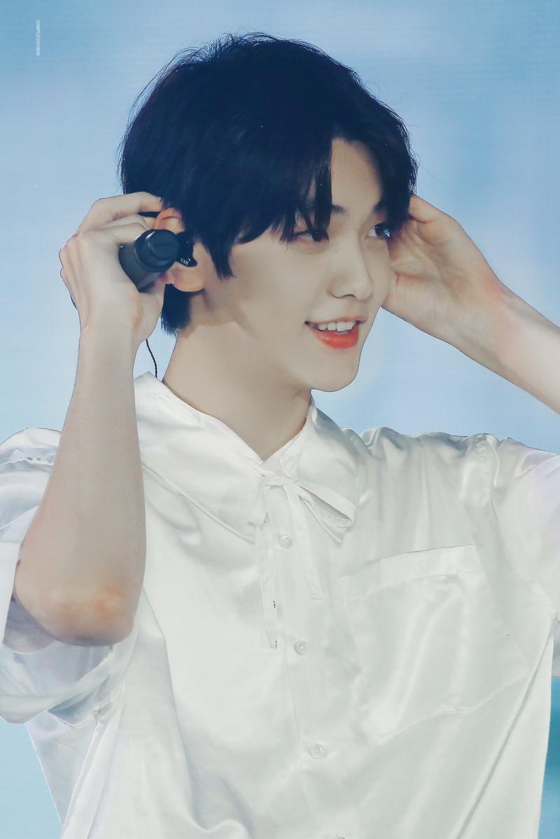 수빈옵... 슈퍼울트라말랑뽀짝애깅두부같은 최수빈... 키 185 피지컬 갑 최수빈... 웃을 때 쏙 들어가는 보조개가 너무 예쁜 최수빈... 인