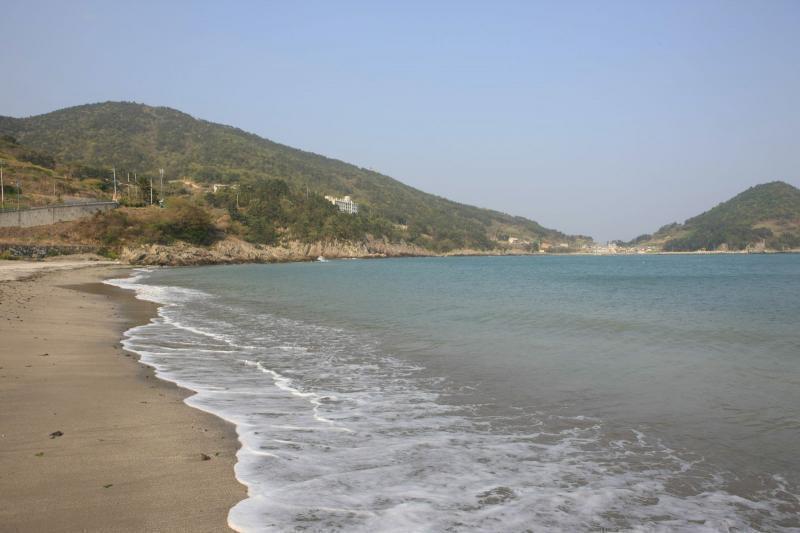 여기서 그 바다 비슷한 사진 (구글에서 퍼옴) 저기서 바닷가 조금 더 작고 모래 하얗고 산도 더 작고 바다에 가깝고 나무 하얗다고 보면 될것 같