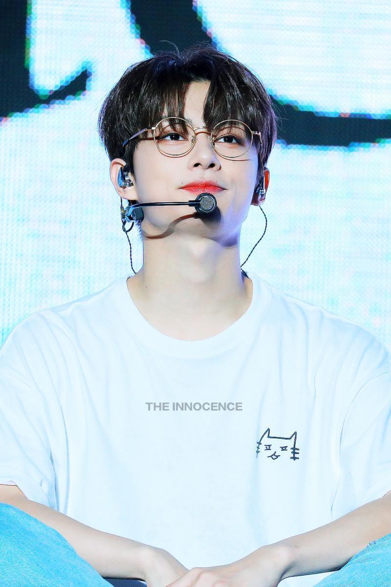 세븐틴 준이랑 디에잇. 첫번째 사진은 준휘고 두번째사진은 명호 준휘, 세번째 사진은 명호인데 뒤의 멤버는 원우라고 한국인 멤버야.