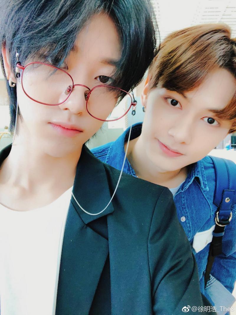 세븐틴 준이랑 디에잇. 첫번째 사진은 준휘고 두번째사진은 명호 준휘, 세번째 사진은 명호인데 뒤의 멤버는 원우라고 한국인 멤버야.