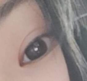 이게 원래 내 쌍꺼풀 라인이랑 눈 떴을때고