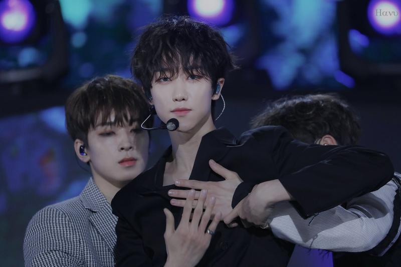 세븐틴 준이랑 디에잇. 첫번째 사진은 준휘고 두번째사진은 명호 준휘, 세번째 사진은 명호인데 뒤의 멤버는 원우라고 한국인 멤버야.