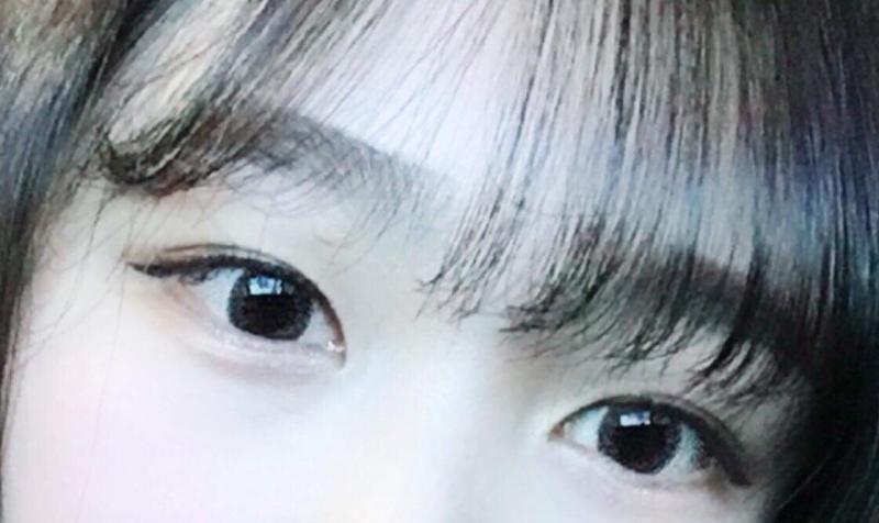 코랄 섀도우 한번 깔구 펄?글리터? 눈중앙 눈두덩중앙 바르고 삼각존 살살 ㅎ