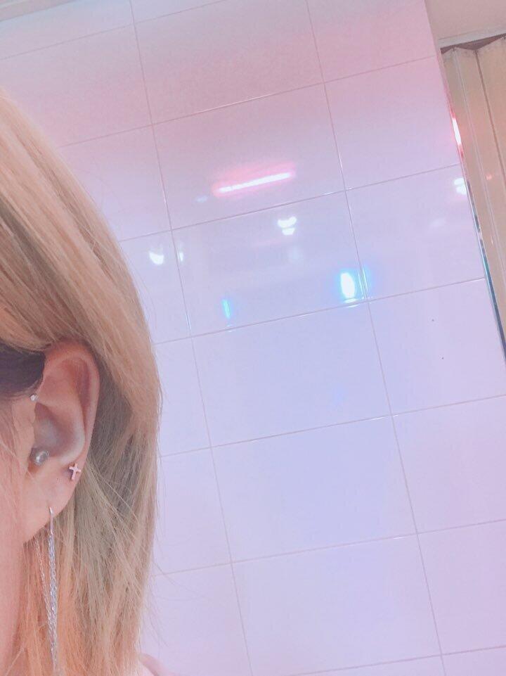 헬릭스 두개 뚫으면 이뻐ㅎㅎㅎ 지금은 하나막히고 귓바퀴도 피어싱안껴놓은거야