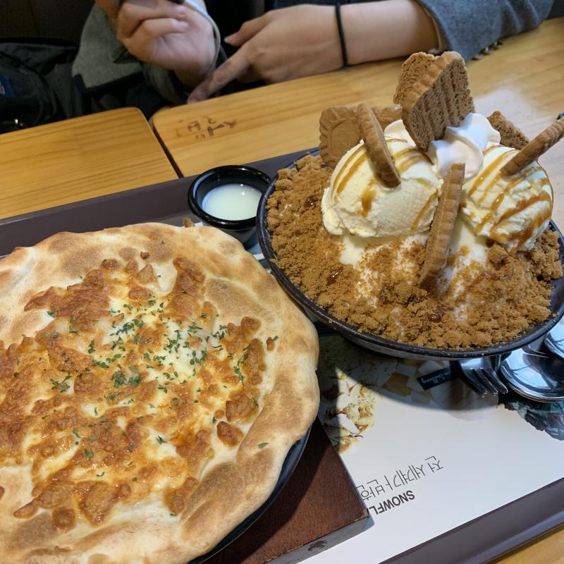 롯데리아 솦트 아이스크림이랑 설빙 로투스설빙이랑 떡볶이!!