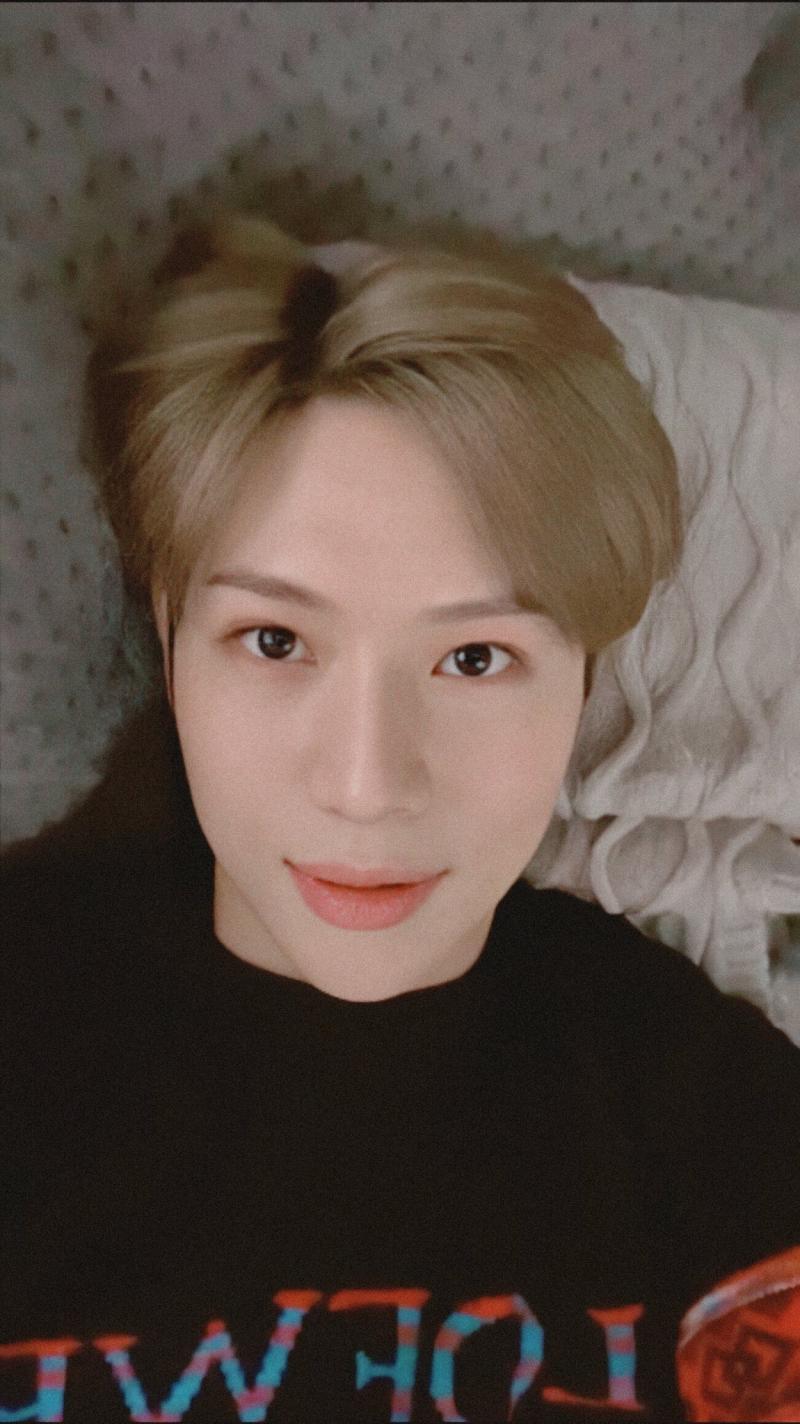 잘생겼는데 귀여워 잘생겼고 귀여워 아 어떡해 요정나라 왕자인가봐;;; 빨리 롱패딩이랑 이불포대로 꽁꽁싸서 유기농 애기치즈 쥐어주고 요정나라로 보