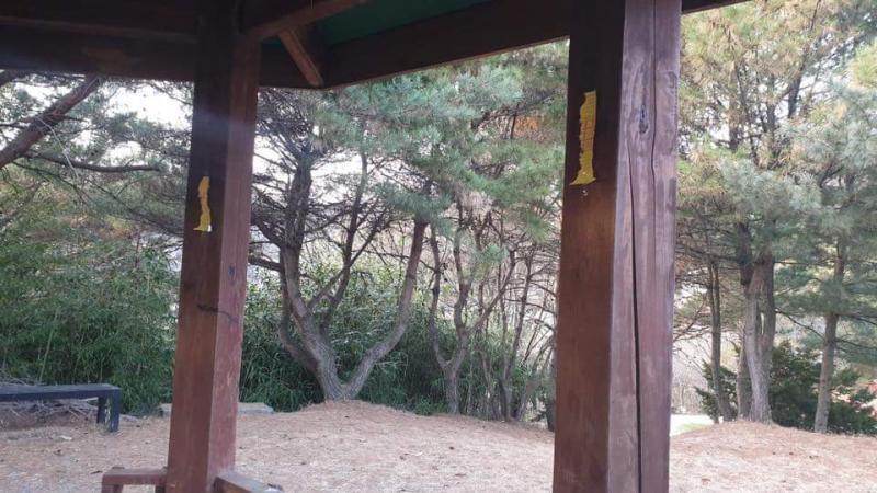 팔각정 기둥 사방ㅇ0 부적이 붙여져있고 한가운데에 촛불하고 재료들이 놓여져있었어