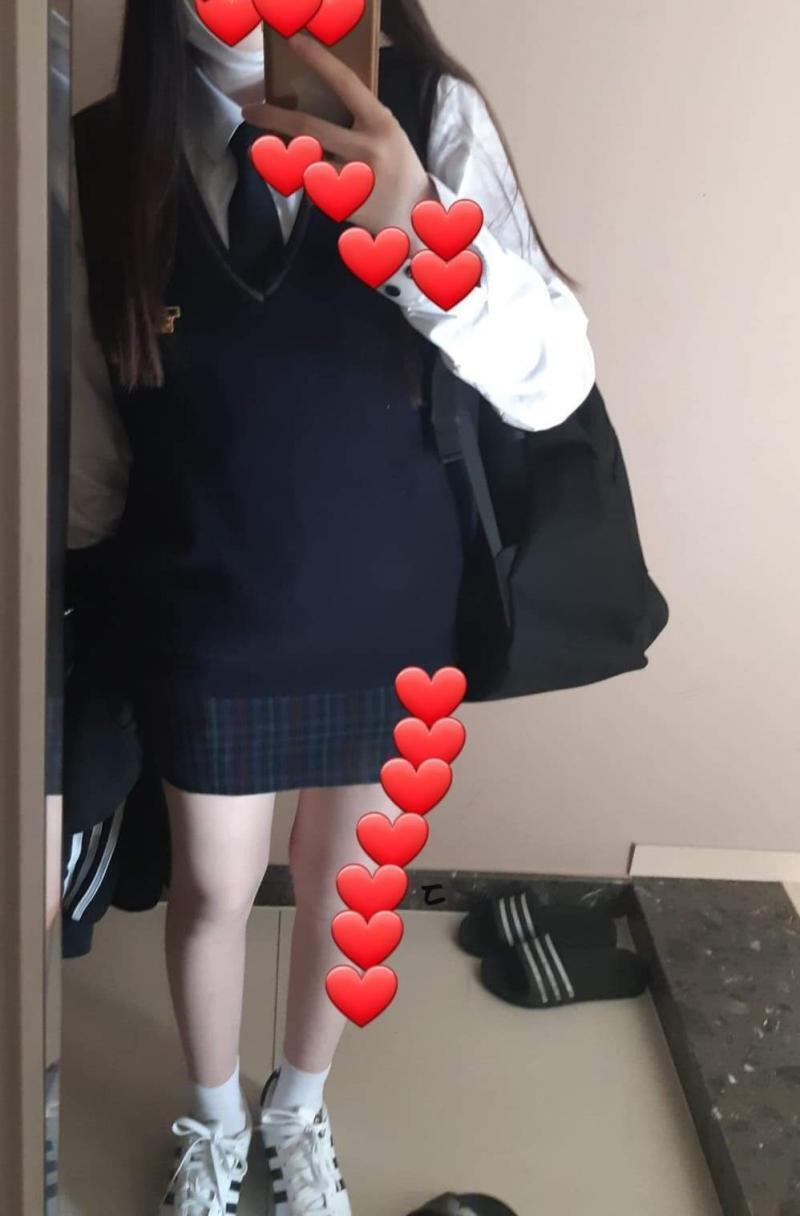 에전에 삼성폰으로 찍었던 교복샷 셔츠 무난하게 화이트 조끼 무난하게 네이비 마이 무난하게 네이비 넥타이 무난하게 네이비 치마 무난하게 네이비 +