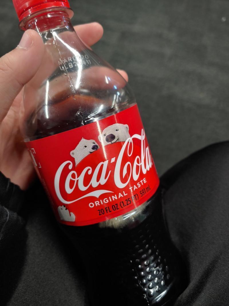 정신없다 김해공항->인천공항->로스 앤젤레스 왔고 곧 비행기 탈 예정! 내가 마신 콜라 두고 갑니다 냠냠