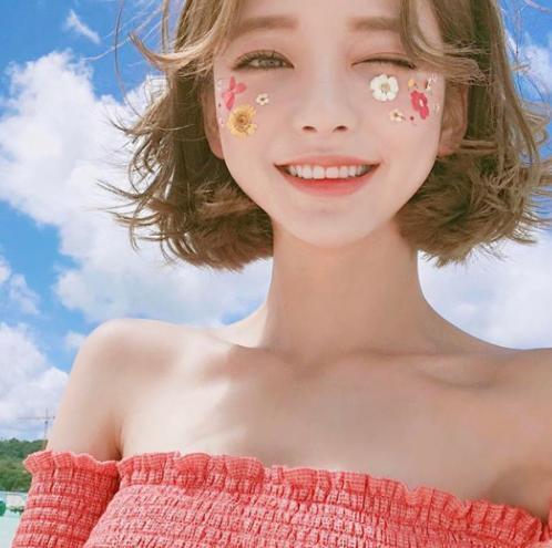 이 분 누군지 아는 사람 있니ㅠㅠ 너무 예뻐서 이름이라도 알고 싶어