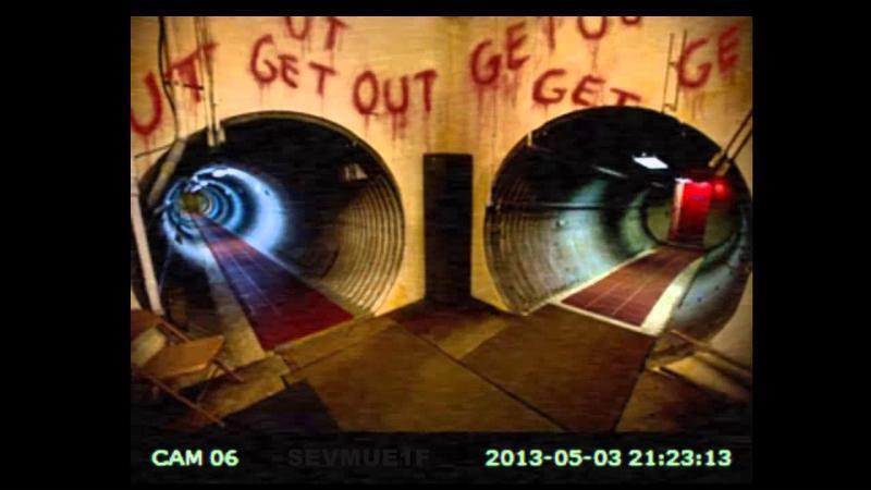 음... SCP-914 앞엔 도착했지만 이 문도 잠겨있네요. 카드를 댈수있는 패드가 없습니다. 다만 영어글자를 적을수있는 칸은 보이네요. 비밀번
