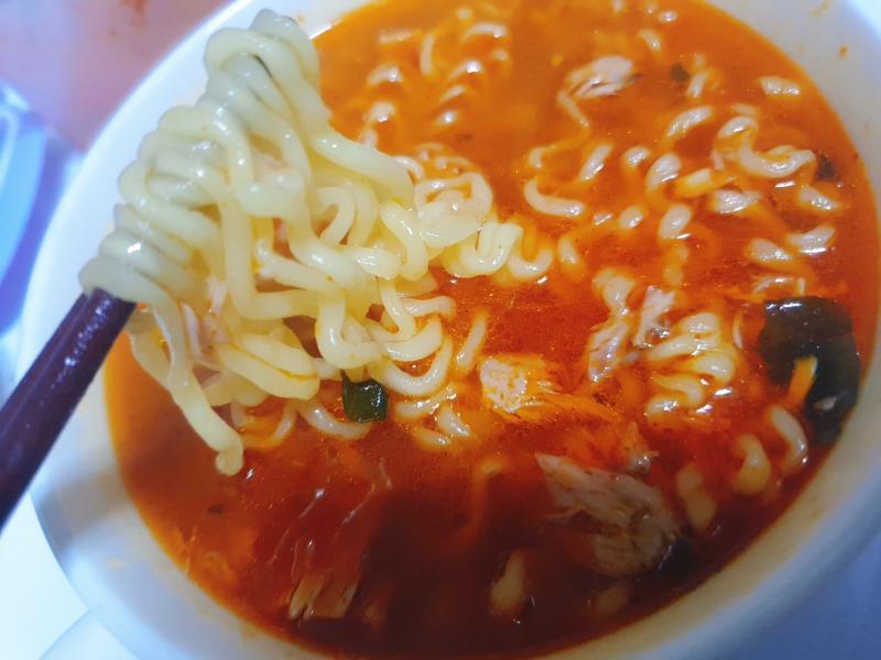 분위기 보니까 라면 올려도 불 안 탈 것 같아서 그냥 올린다 라면 사진...