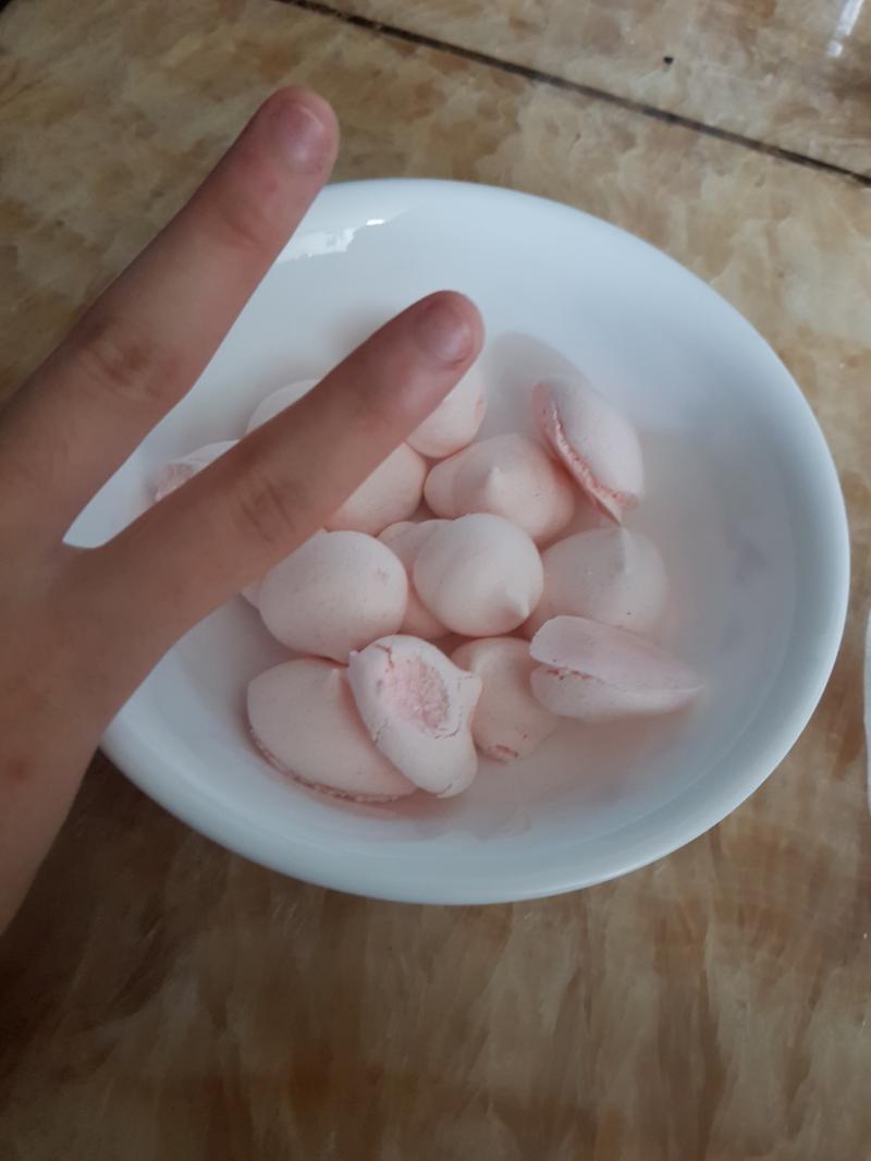 ⬆️⬆️ 머랭 쿠키!!가운데에 안깨지는 그릇 놓고 종이호일에 짜서 구워봐!난 오븐이 없어서 이렇게 만들어....노☆가☆다