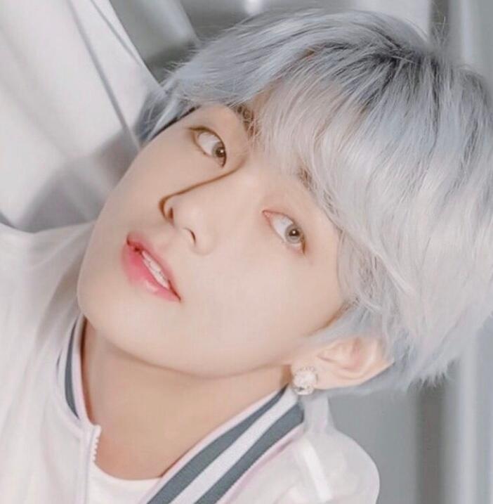 방탄이 빠지면 안되지 ㅋㅋ 방탄소년단 김태형 ( v ) 님 ㅎㅎㅎ