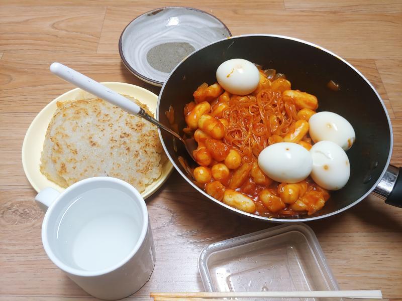 1. 혐조심!!) 눈사람 도넛 살해현장 2. 직접 만든 오코노미야끼... by 타코야키 믹스... with 스테이크소스 no 마요네즈... 3.